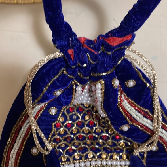 Velvet Drawstring Handbag - Picture 4 of 6